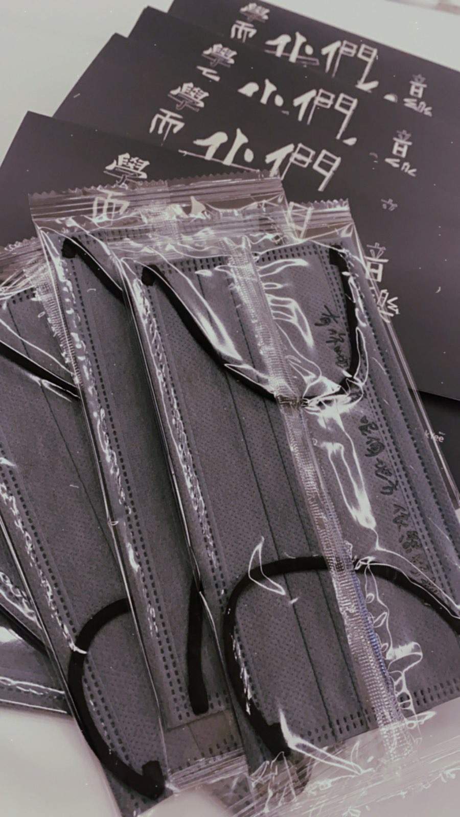 現場有口罩及明信片出售。
