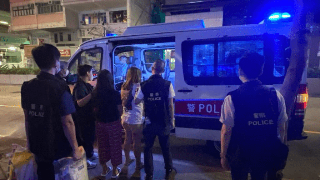 被捕人士登上警車。警方圖片
