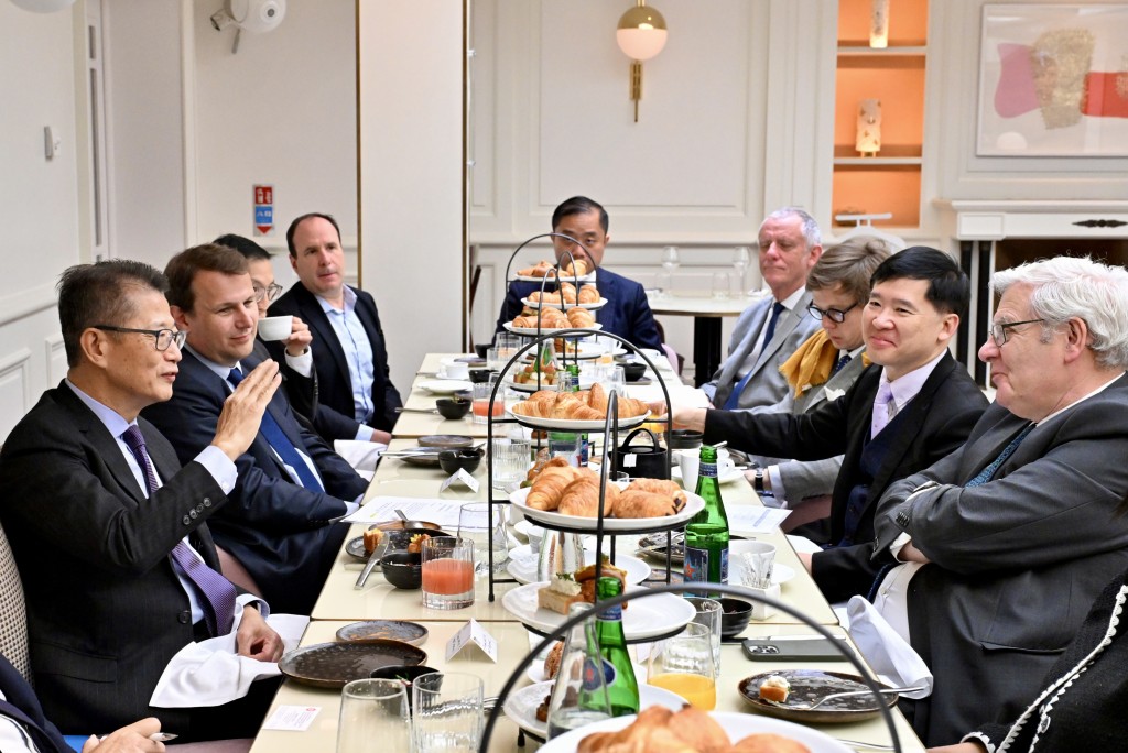 陳茂波（左一）在政制及內地事務局副局長胡健民（右二）的陪同下出席早午餐會，向法國金融機構和商界領袖介紹香港的最新情況。右一為法國巴黎銀行董事長樂明瀚（Jean Lemierre）。政府新聞處圖片