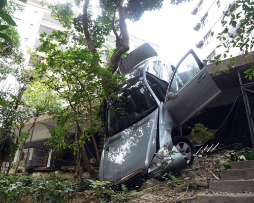 房車衝落山坡後,車頭嚴重損毀,車尾則擱於平台上。