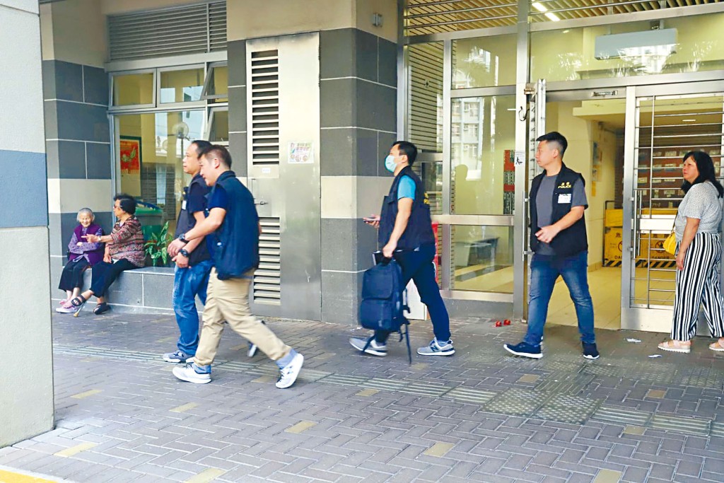 探員事發當日到兇案現場調查。
