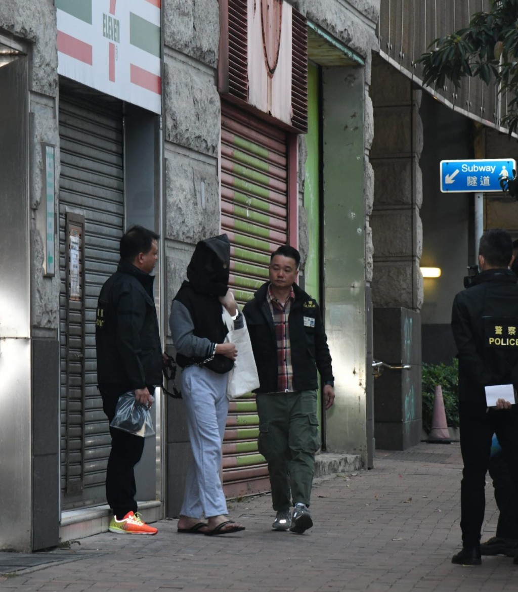 警方帶疑犯重組案情。