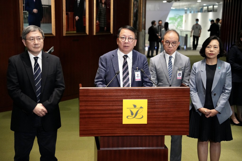 立法会日前通过区议会改革方案，政务司司长陈国基（左二）带领主事官员见记者。资料图片