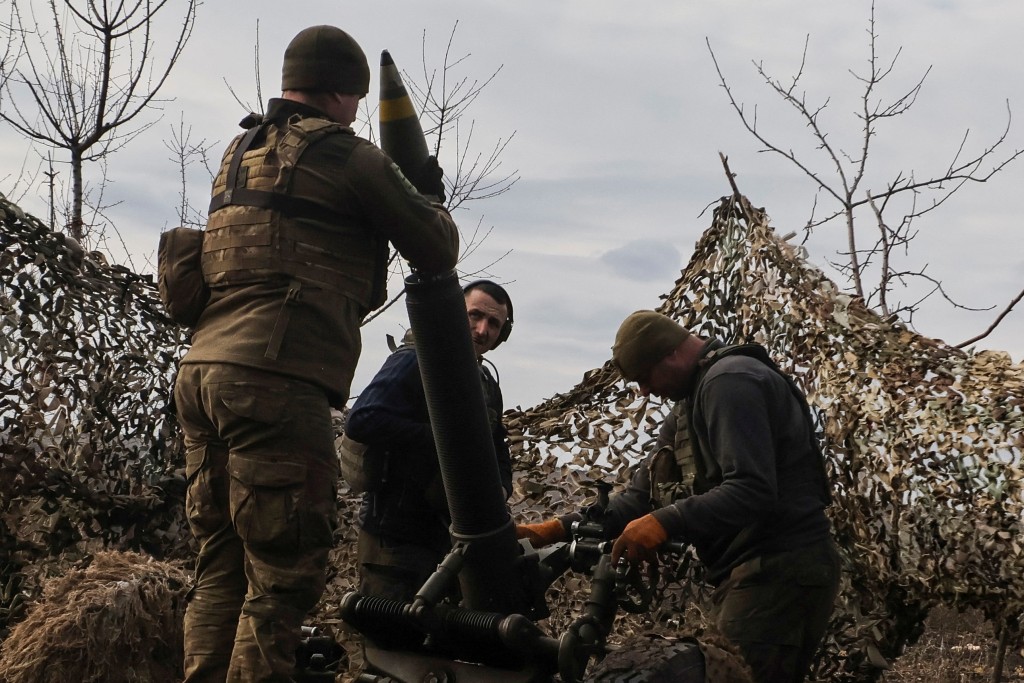在烏克蘭頓涅茨克地區，在俄羅斯對烏克蘭的襲擊中，烏克蘭軍人在向巴赫穆特前線城鎮外的俄軍開火，將一枚砲彈裝入迫擊砲。路透社