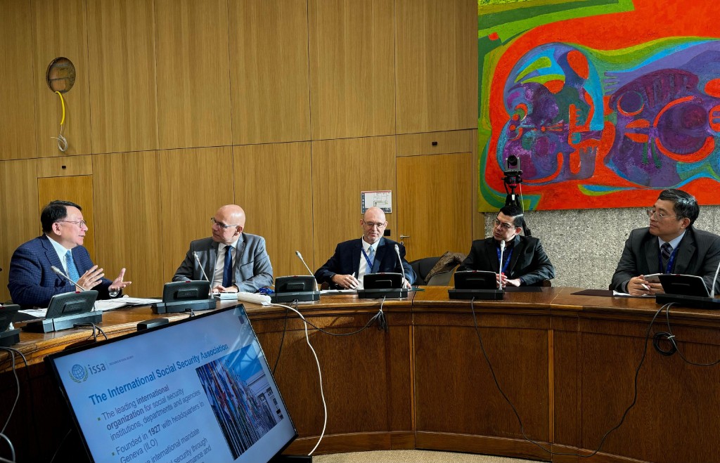 政务司司长陈国基（左一）与秘书长Marcelo Abi-Ramia Caetano（左二）及协会其他人员会面。政府新闻处图片