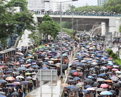大批遊行人士走出馬路。