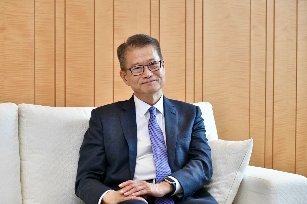 陳茂波強調香港不能「鬥平」,現時消費者講求體驗、「試新嘢」。 陳茂波強調香港不能「鬥平」,現時消費者講求體驗、「試新嘢」。