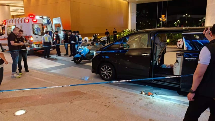 警方围封一辆黑色七人车。