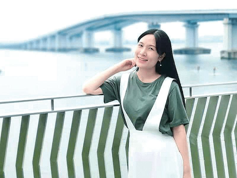 王苏辛1991年生于河南，2016年出版首部中短篇小说集《白夜照相馆》。