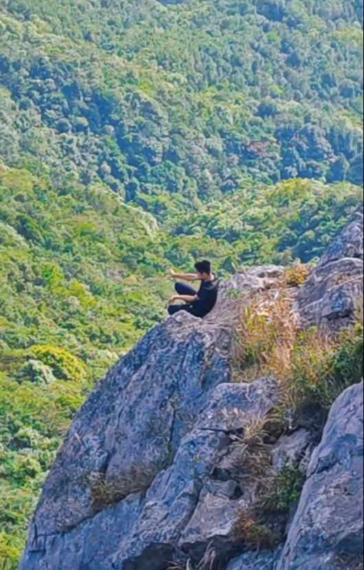 東莞有男子不顧危險在懸崖邊「練功」 ，惹來批評。抖音