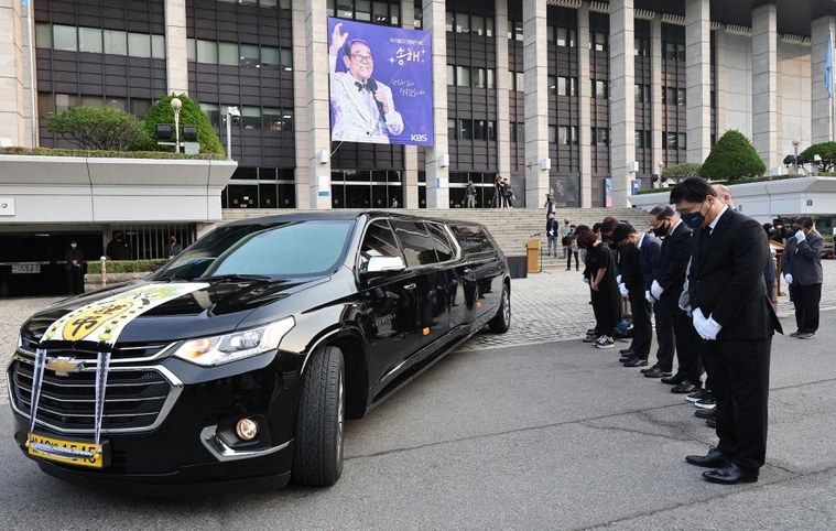 载住宋海遗体的灵车，特别到KBS电视台绕一圈。