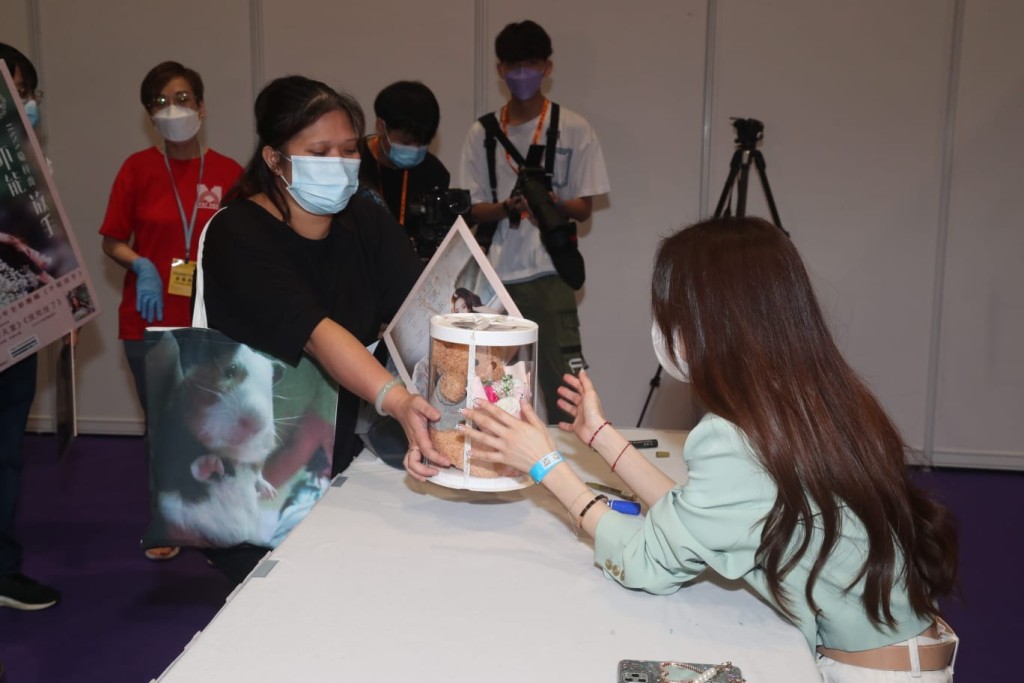 fans準備了禮物送給Hana。