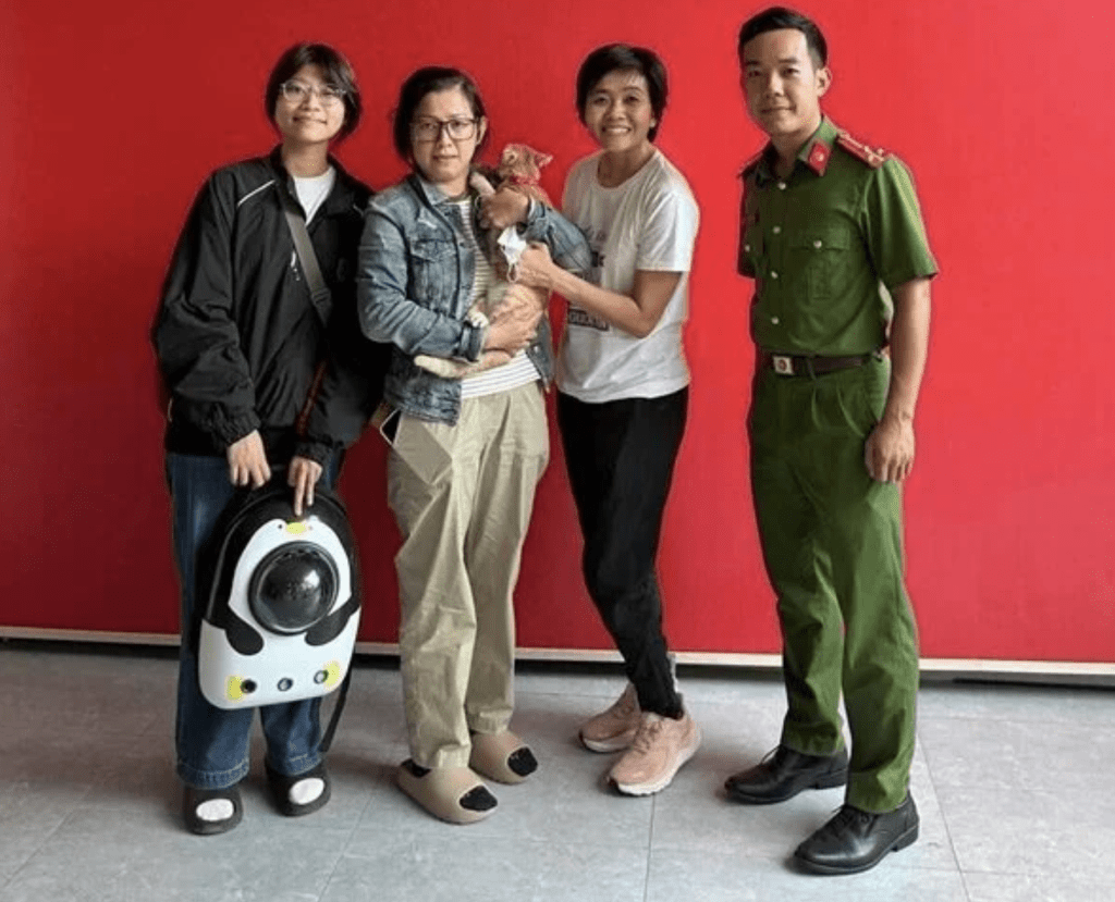 部分市民到警署领回失猫。越南警方图片