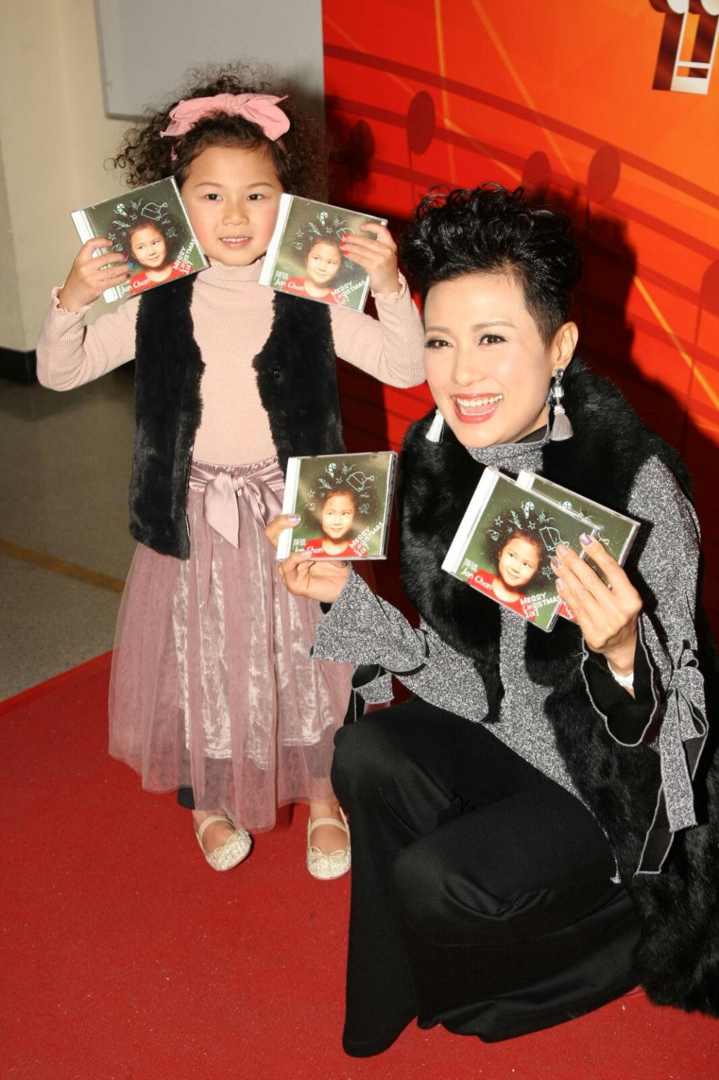 陳禛與媽媽羅敏莊一齊出席錄影《流行經典50年》。