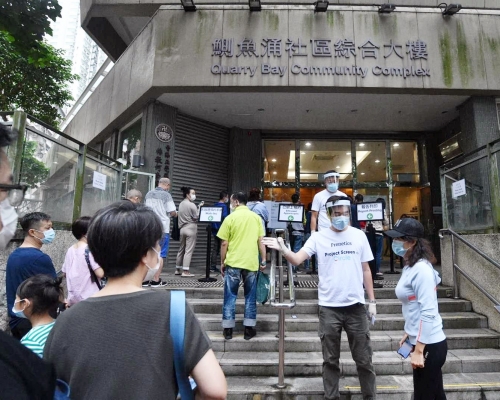 今早在社區檢測中心出現人潮。