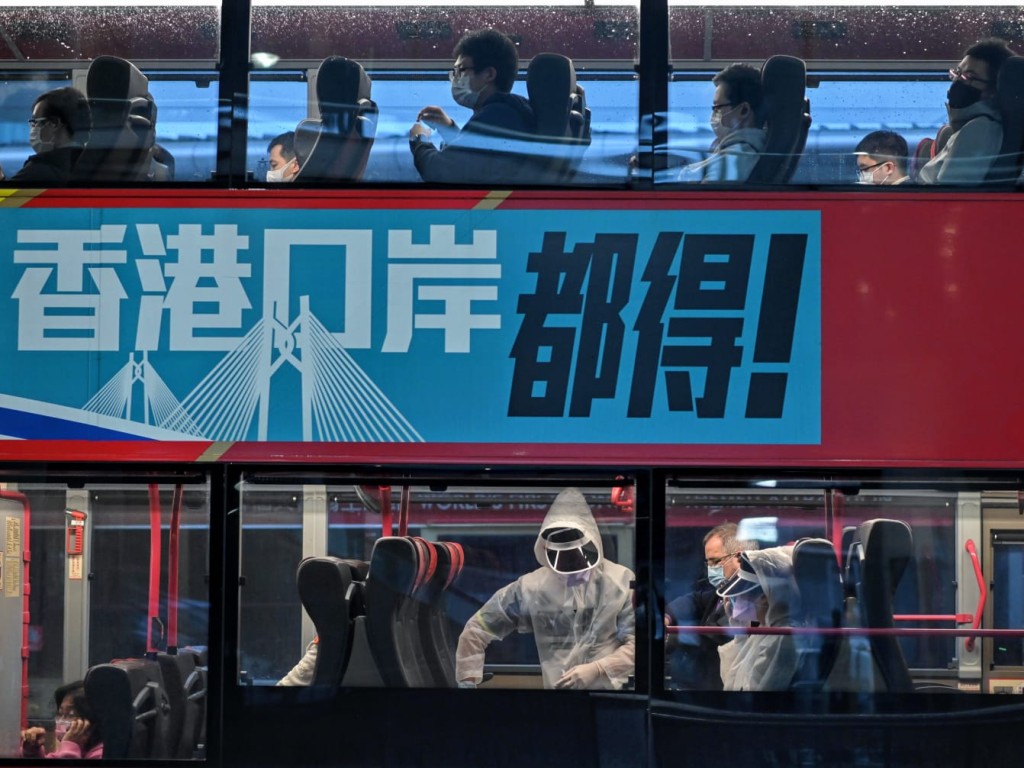 大批人士經由機場來港。
