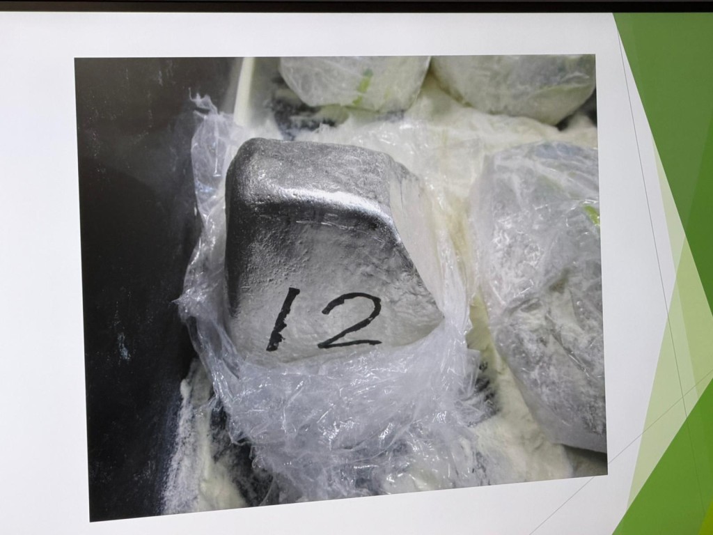 不法分子走私的白銀主要呈兩種形狀,分別是磚狀及粒狀。 不法分子走私的白銀主要呈兩種形狀,分別是磚狀及粒狀。