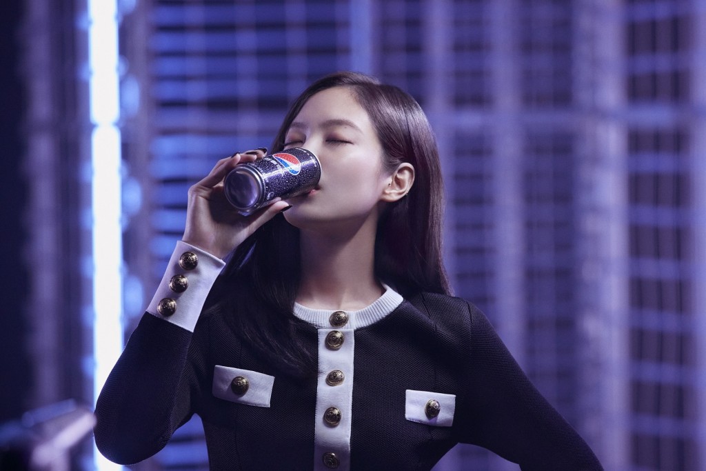 BLACKPINK成員Jennie代言照。