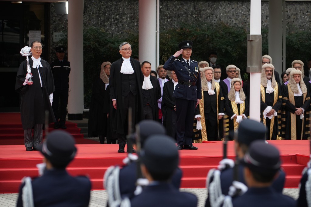 终审法院首席法官张举能在爱丁堡广场检阅香港警察仪仗队。刘骏轩摄