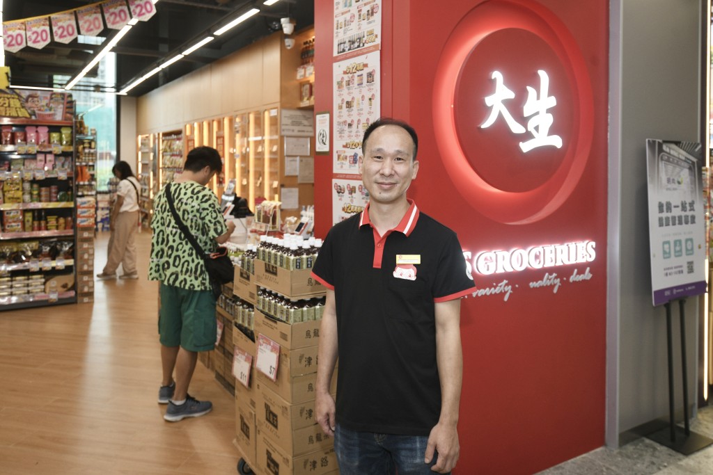 大生生活超市(启德体育园店)代表黄先生表示,每逢有演唱会,可带动4成客流及3成生意额增长。 大生生活超市(启德体育园店)代表黄先生表示,每逢有演唱会,可带动4成客流及3成生意额增长。