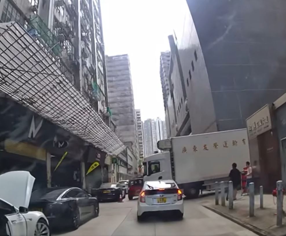 货车先撞红色私家车。fb车cam L（香港群组）图片