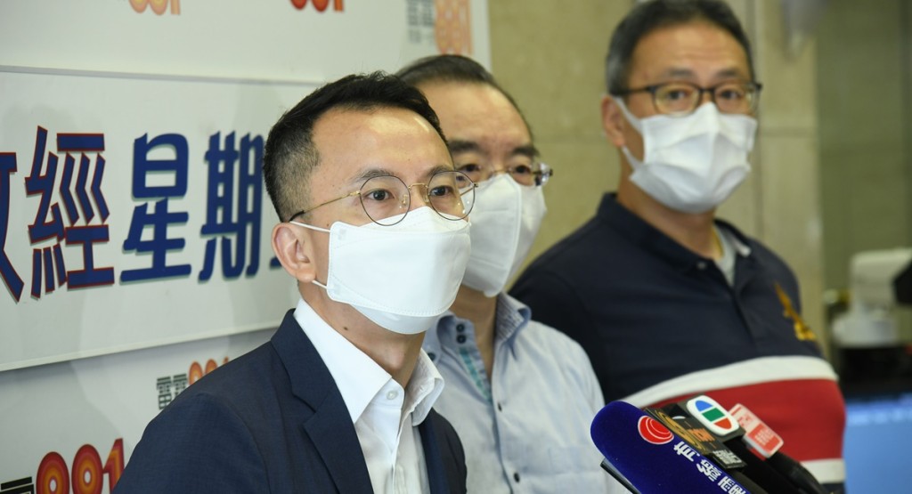 連鎮邦(左)指中學學界普遍支持減少「叩門位」。資料圖片