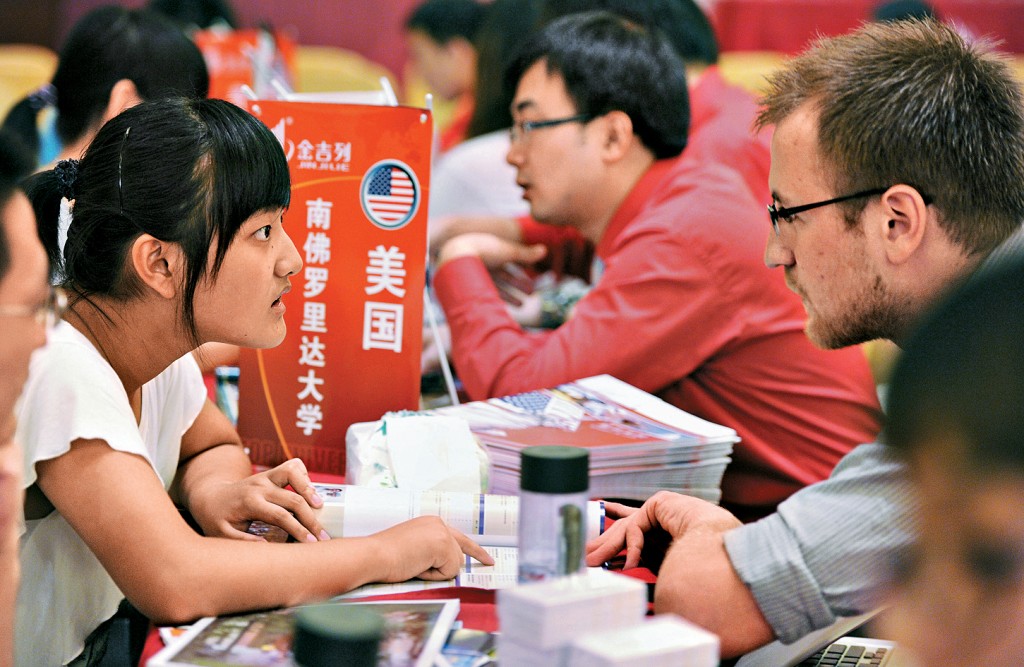 美国高校代表（右）在南京提供留学咨询。