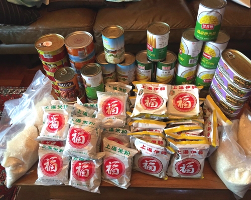 家居檢疫人士收到大批罐頭及即食麵。市民提供