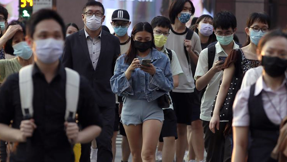 台灣口罩令再放寬。AP資料圖片