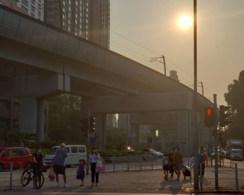 受下沉氣流籠罩香港天氣悶熱,多區空氣質素亦隨住轉差。
