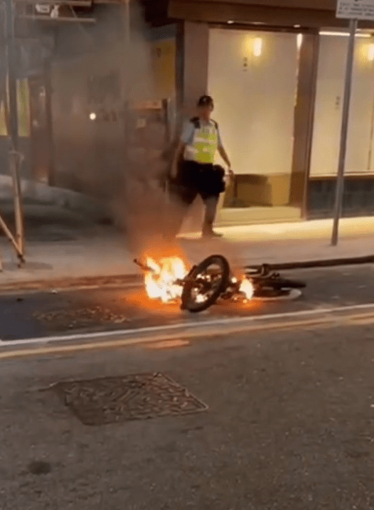 一輛電動單車於尖沙咀加拿分道近碧仙桃路突然起火自焚。網上片段截圖