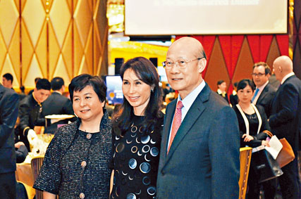 蘇樹輝（右）指出，貴賓廳近月的收入大幅下滑，預計影響仍會持續。