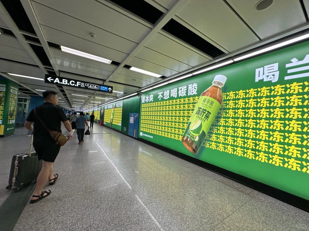 深圳地鐵部份車站的飽和式廣告,被民眾批評是製造視覺疲勞。 深圳地鐵部份車站的飽和式廣告,被民眾批評是製造視覺疲勞。