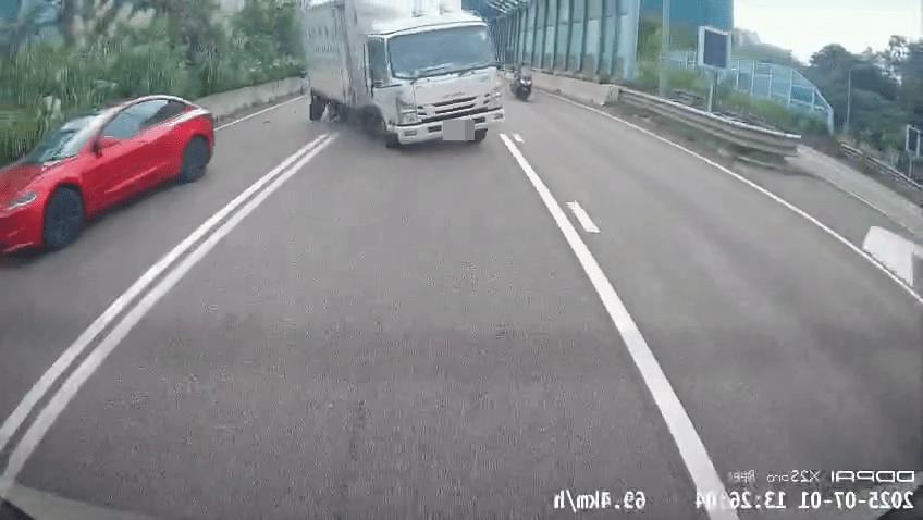 貨車急忙扭軚試圖避開其他前車,連越三線。 貨車急忙扭軚試圖避開其他前車,連越三線。