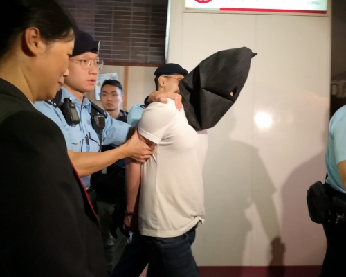 警方拘捕白衣男子。網民提供