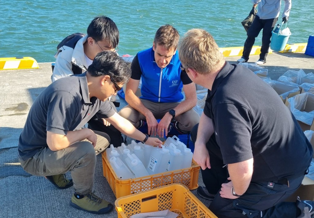 海水採樣後，數名專家將返回各自的實驗室作分析。（國際原子能總署）