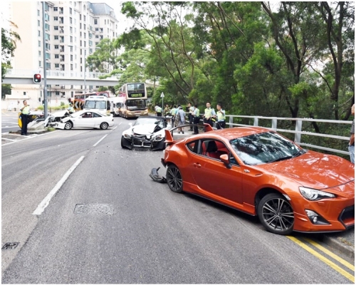 3輛私家車首尾相撞。