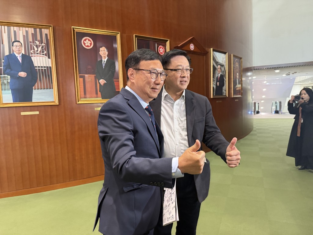 狄志遠與何君堯合照。曹露尹攝 狄志遠與何君堯合照。曹露尹攝