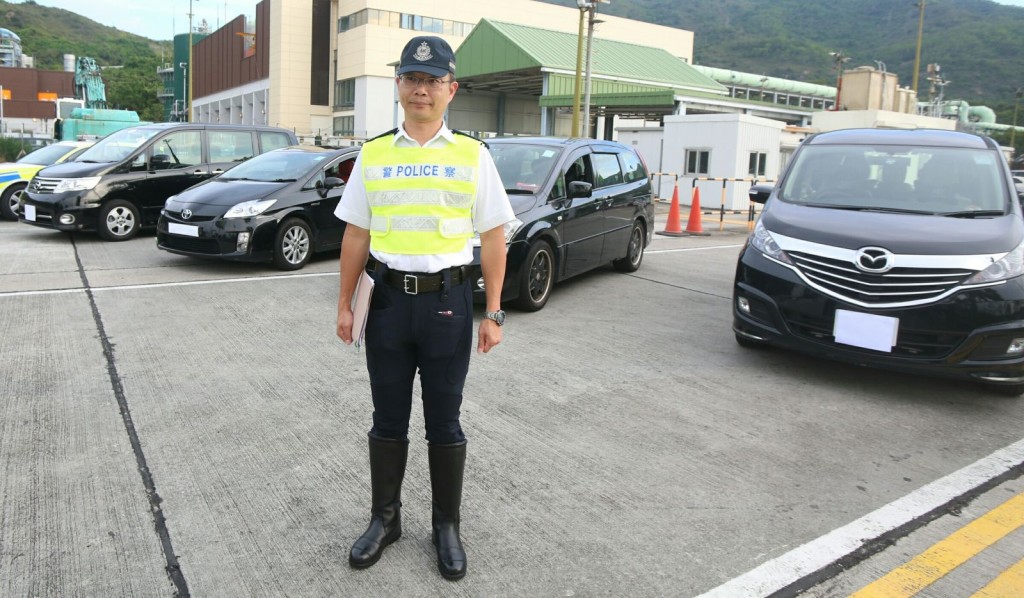 警方機場放蛇打擊無牌私家車載客