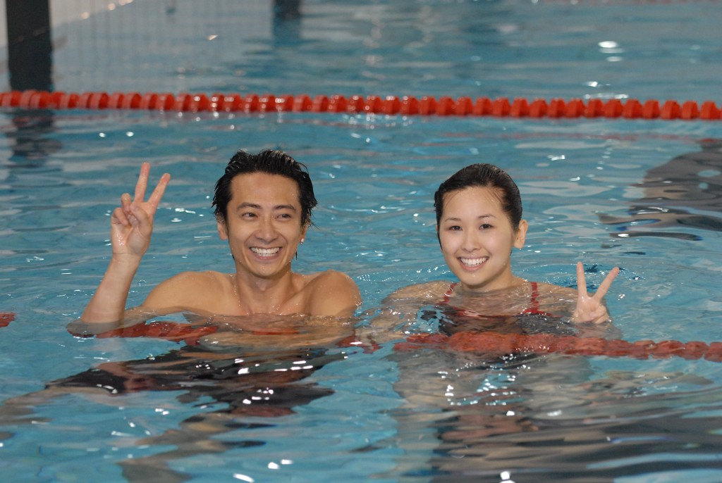 孙耀威拍摄2007年港姐外景，与当时仍叫赵嘉迪的赵希洛斗游水。