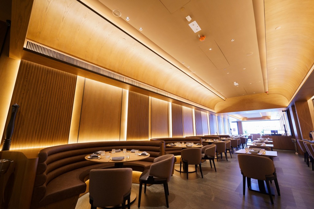 尖沙咀新餐廳Charcoal Bar——木製家具、皮革長椅與落地玻璃窗，營造大自然的舒適氛圍。