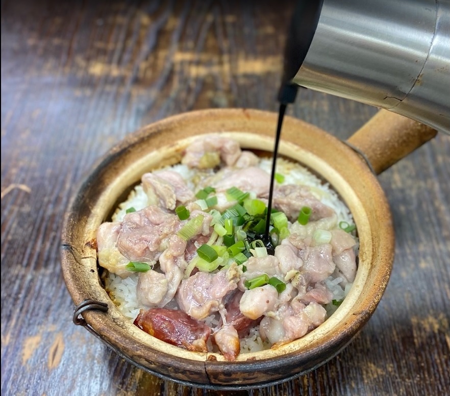 食客們可以在這裡品嚐到多款經典煲仔飯,全經過精心烹製。 食客們可以在這裡品嚐到多款經典煲仔飯,全經過精心烹製。