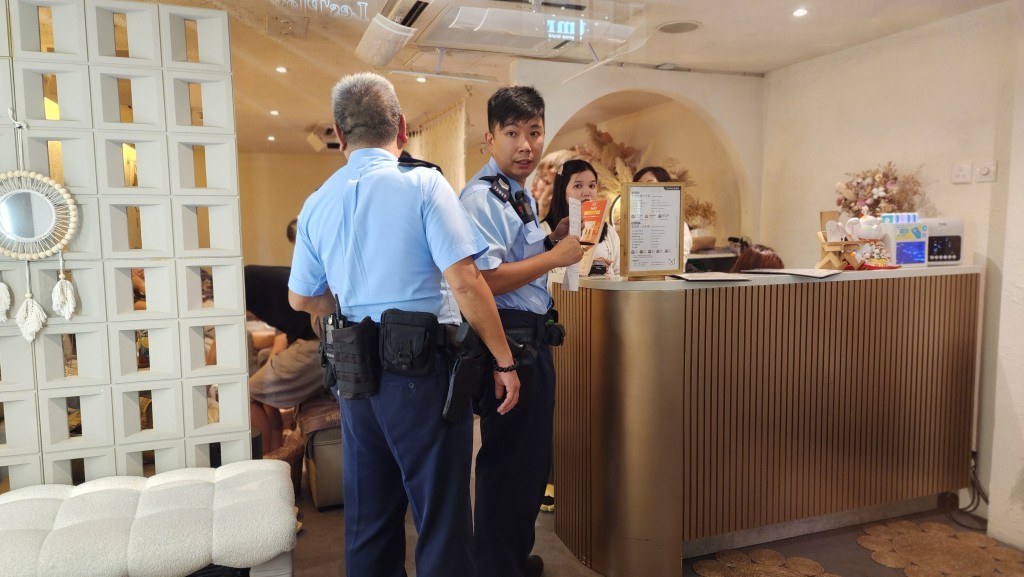 警員在按摩店調查。 警員在按摩店調查。