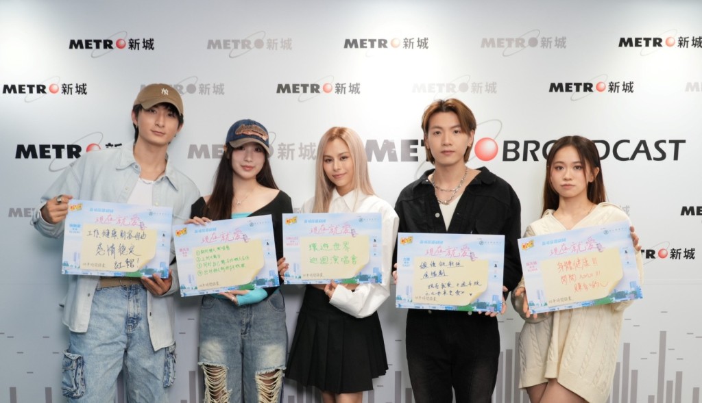 左起︰张驰豪（Aska）、詹天文（Windy）、李幸倪（Gin Lee）、力臻及张天颖（Jaime）在《现在就爱》咭纸上写上“待办清单”。