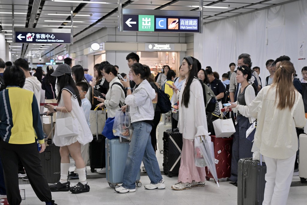 業界亦觀察到越來越多外國旅客選擇經由北京、上海等內地樞紐城市轉機或乘坐高鐵來港。資料圖片 業界亦觀察到越來越多外國旅客選擇經由北京、上海等內地樞紐城市轉機或乘坐高鐵來港。資料圖片