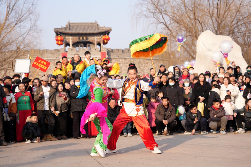 內地數以億計民眾在農曆新年長假出遊，在各地帶來龐大旅遊收益。新華社