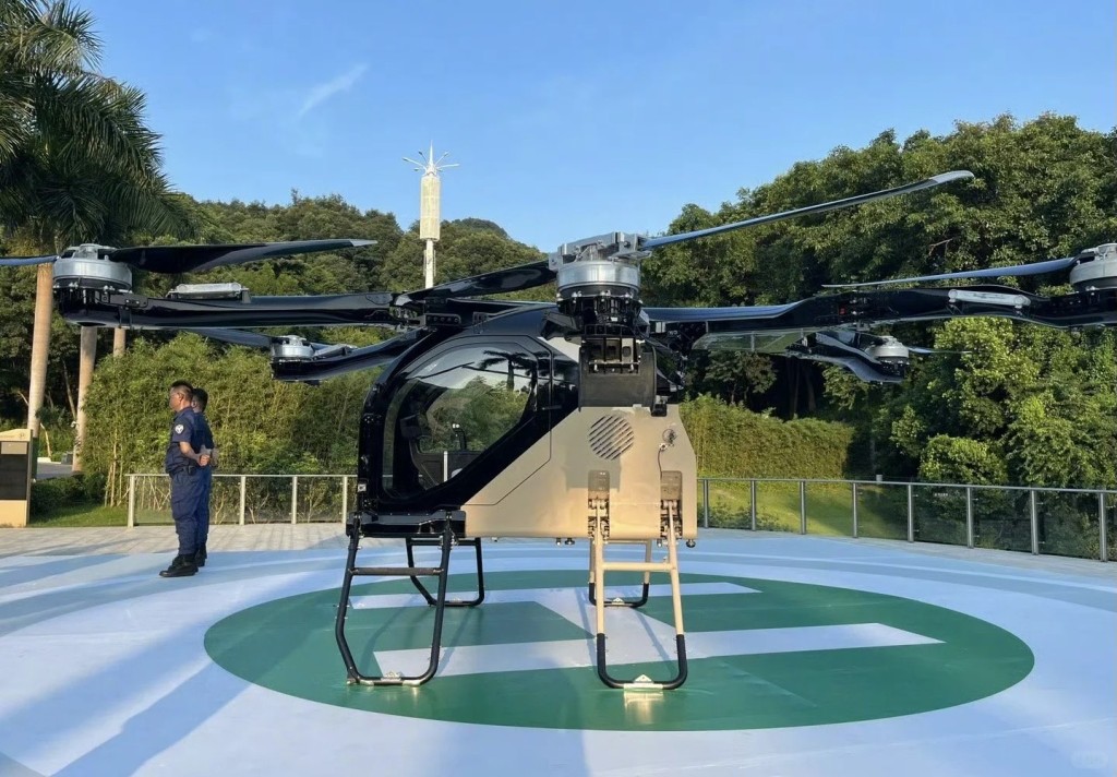 飞行体属纯电动垂直起降航空器（eVTOL），拥有270度的全景双人座舱。