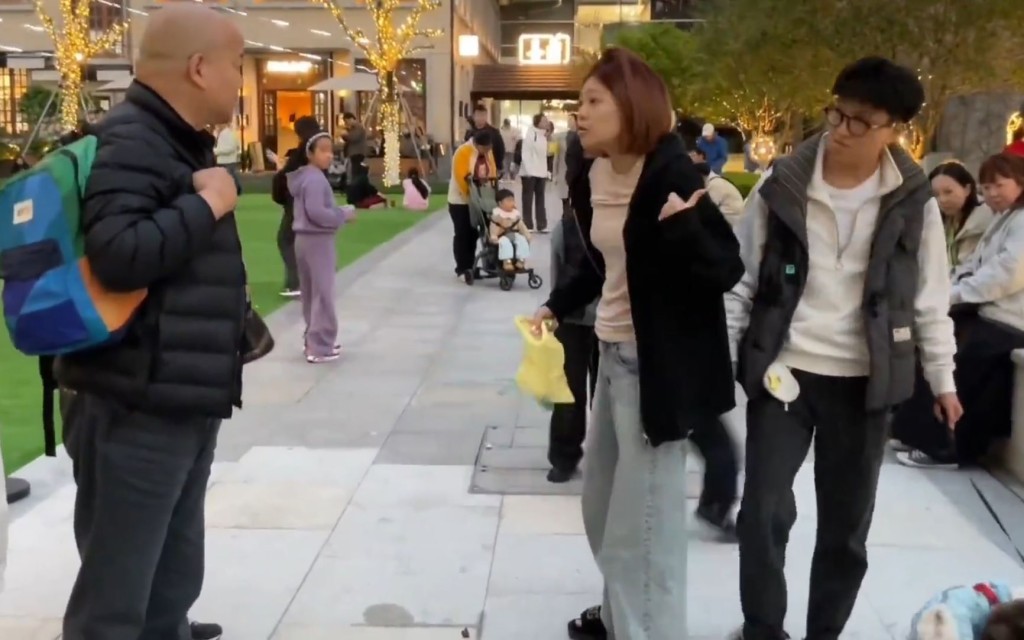 狗主情侶縱容寵物犬在男孩腳邊大便，事後拒道歉還反指罵仗義途人。微博