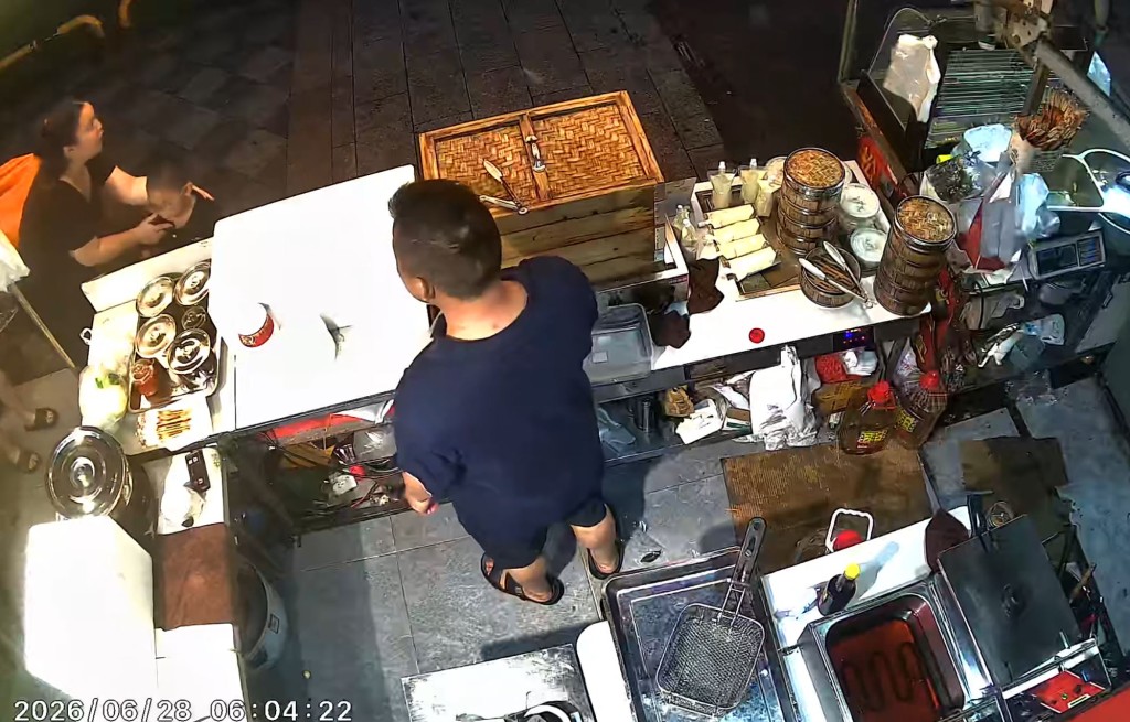 黃女士及丈夫對小兒子天未光獨行2.4公里，到小食店找他們感難以置信。