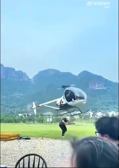直升机随即飞离。